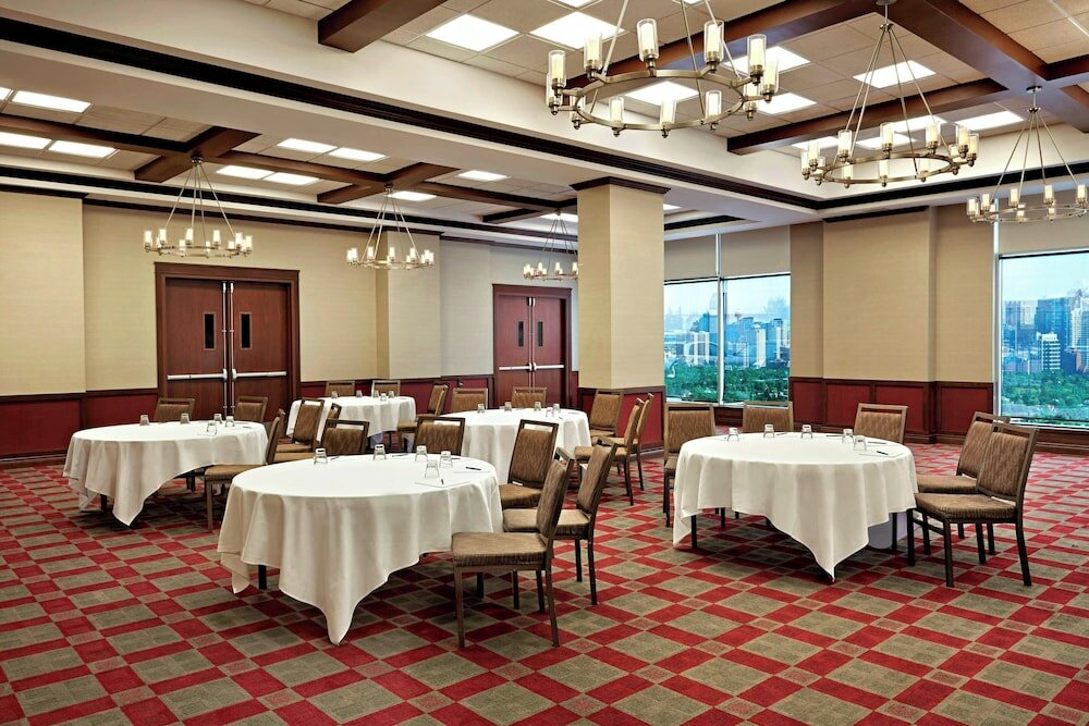 Фото Four Points by Sheraton Calgary Airport