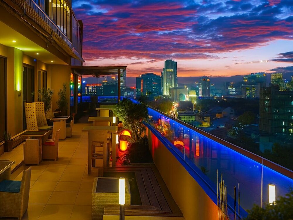 Фото Castle Peak Hotel