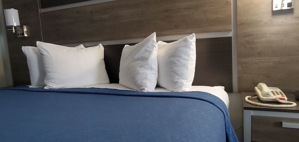 Фото Ambassador Inn & Suites