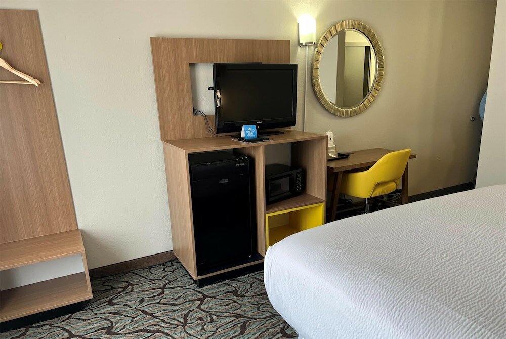 Фото Days Inn by Wyndham West Des Moines Clive