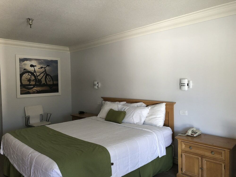 Фото Days Inn by Wyndham Near City Of Hope