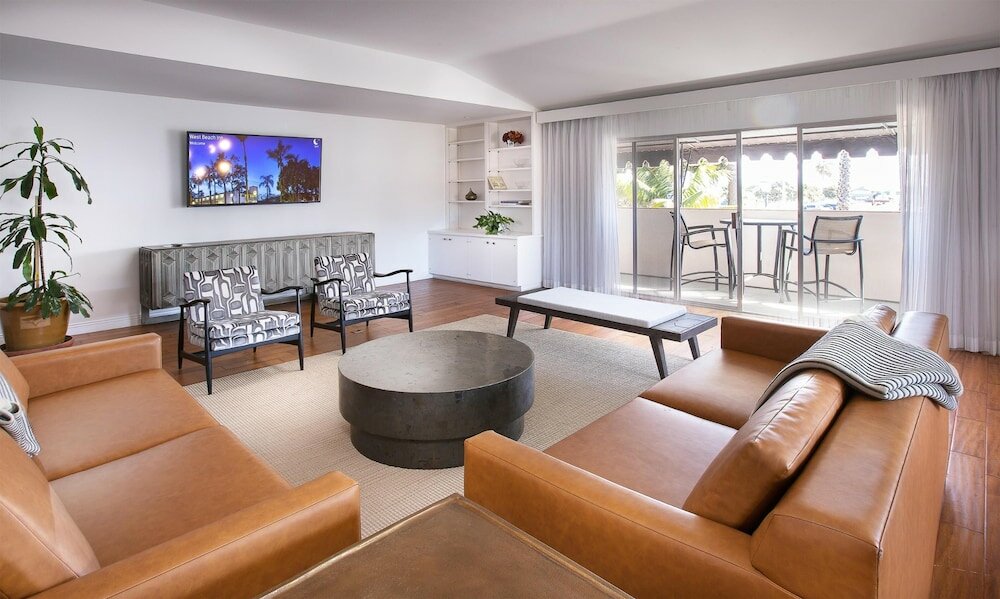 Фото West Beach Inn, a Coast Hotel