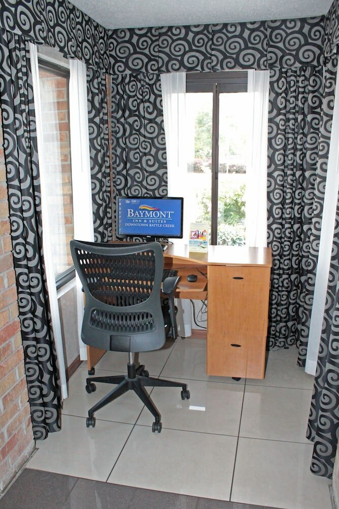 Фото Baymont by Wyndham Battle Creek Downtown