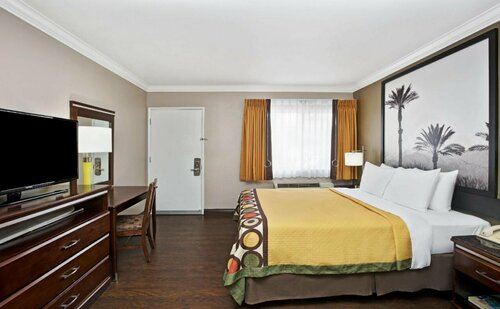 Гостиница Super 8 by Wyndham Los Angeles-Culver City Area в Калвер-Сити