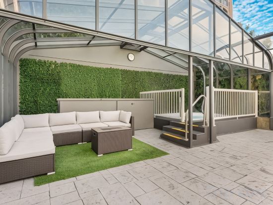 Фото Days Inn by Wyndham Victoria On The Harbour