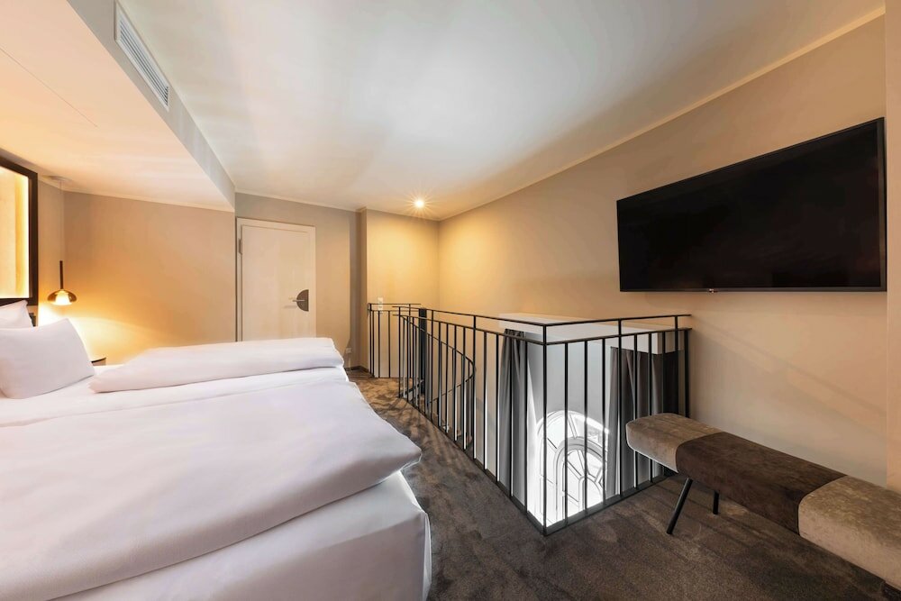 Фото Wasserturm Hotel Cologne, Curio Collection by Hilton