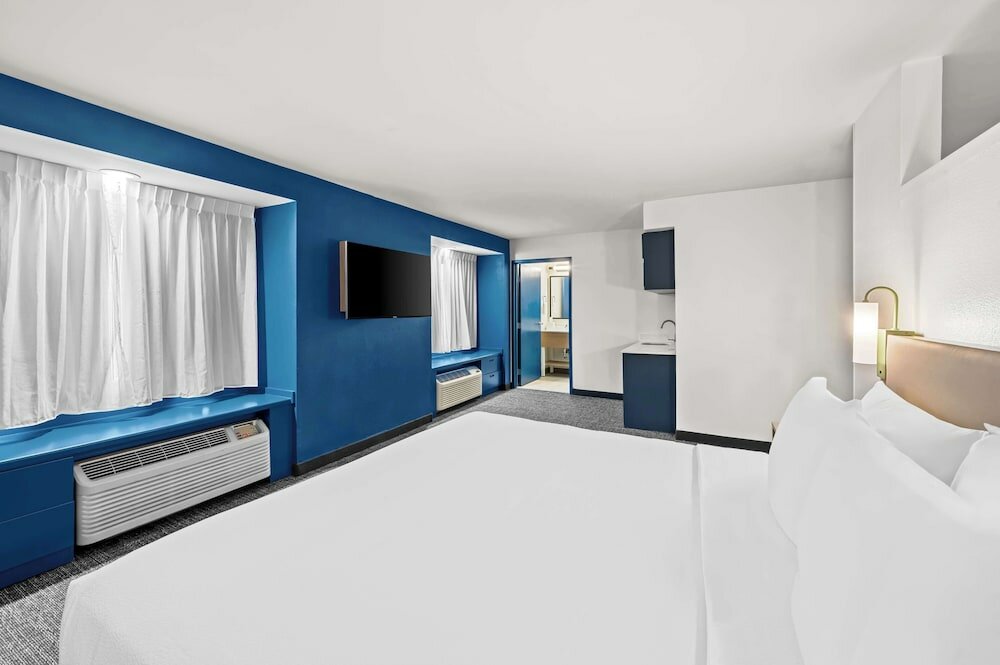 Фото Comfort Inn & Suites Airport Dulles - Gateway