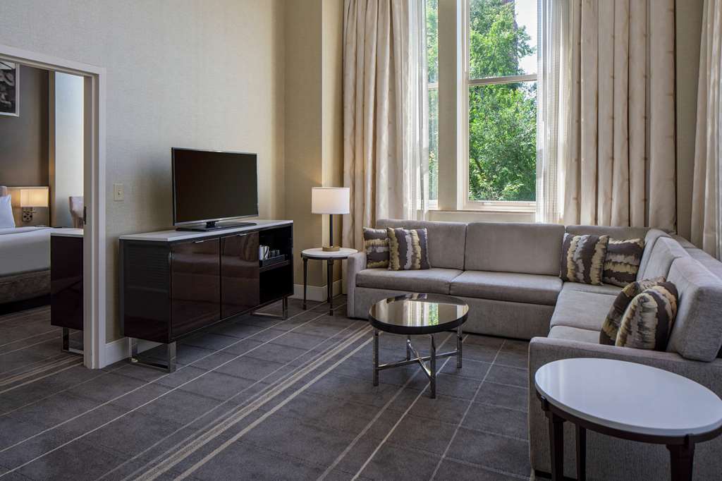 Фото Hilton Richmond Downtown