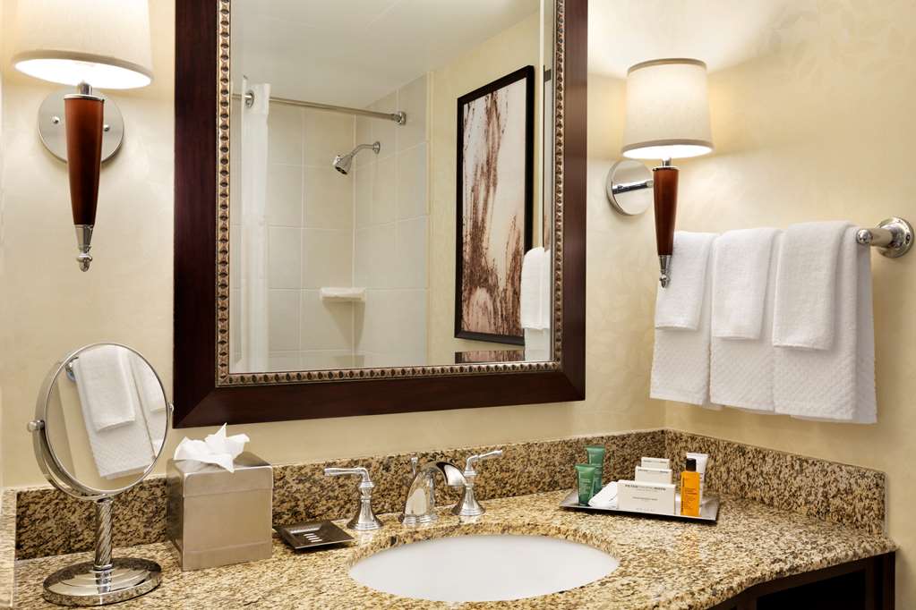 Фото Hilton East Brunswick Hotel & Executive Meeting Center