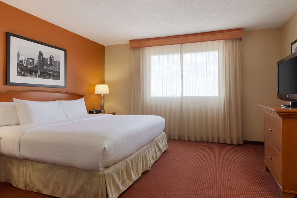 Фото Embassy Suites Hotel Kansas City - International Airport