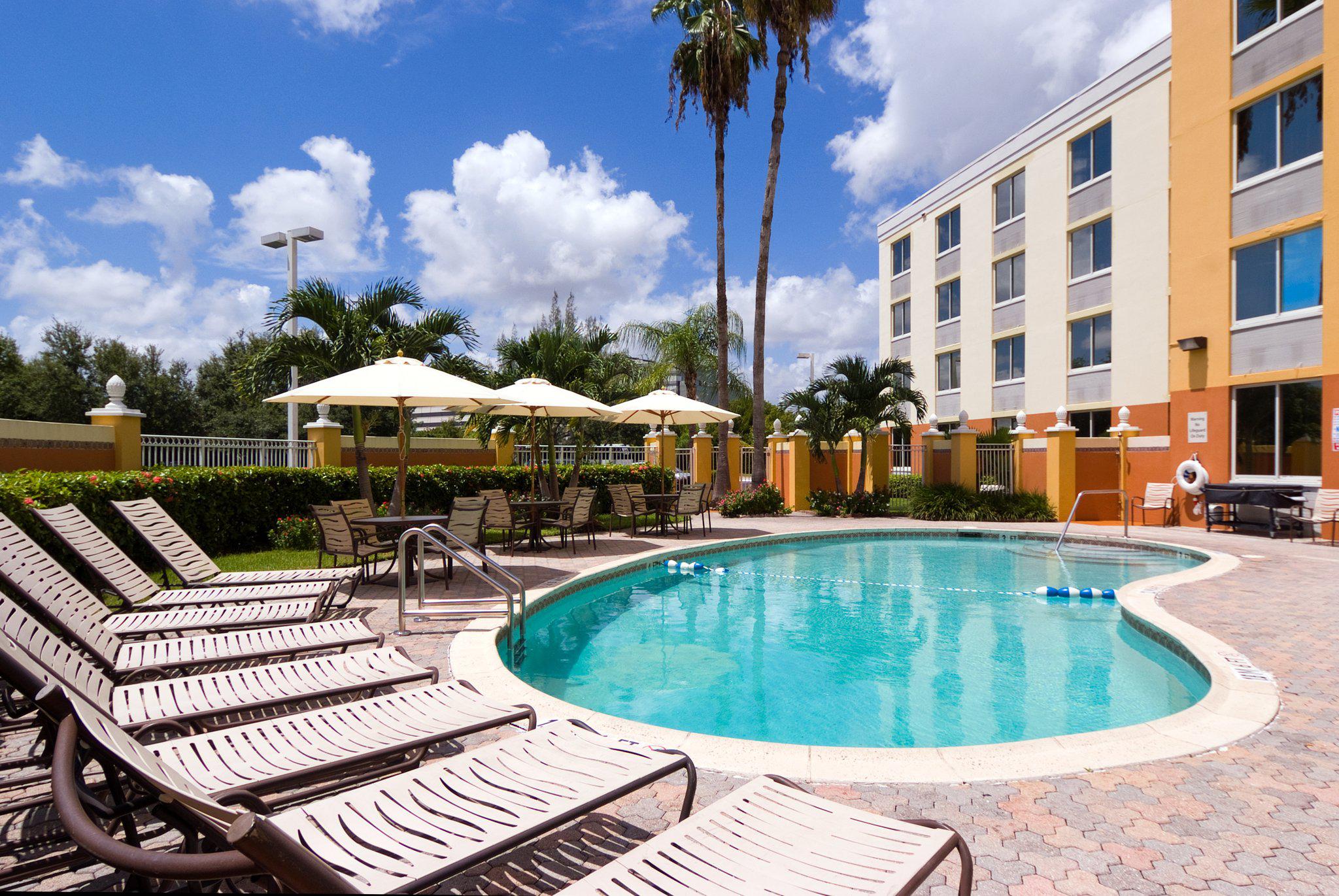 Фото Holiday Inn Express Miami Airport Doral Area, an Ihg Hotel