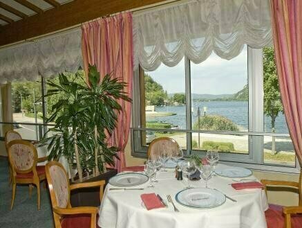 Гостиница Logis Hotel L'Embarcadere в Нантюа