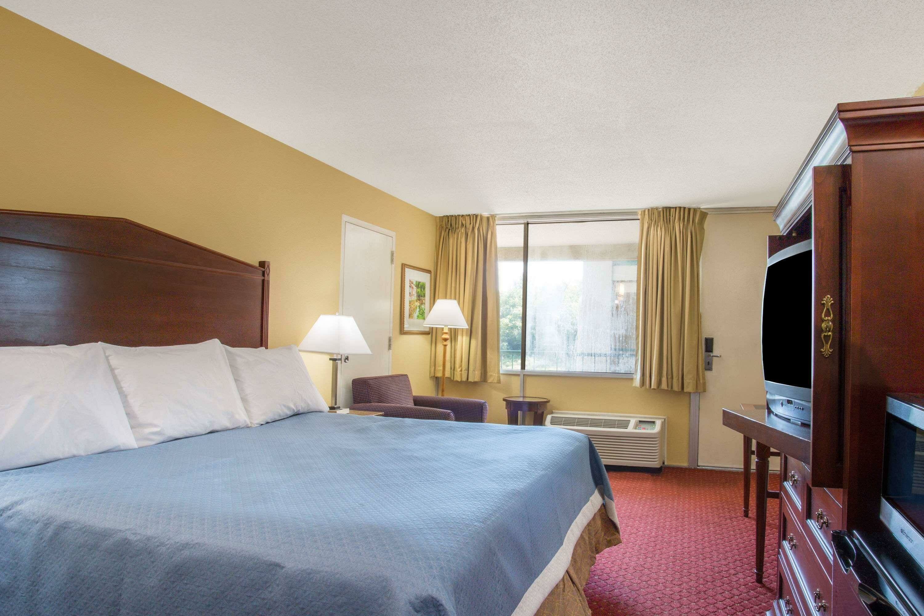 Фото Days Inn by Wyndham Washington DC/Gateway