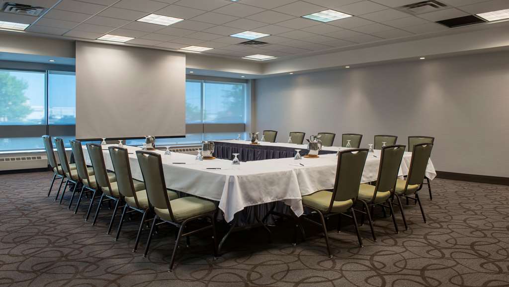 Фото Hilton Winnipeg Airport Suites