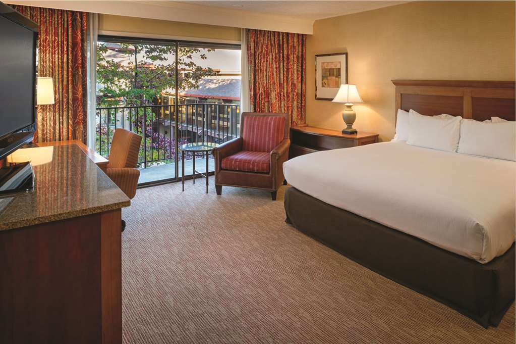 Фото Doubletree by Hilton Seattle Airport