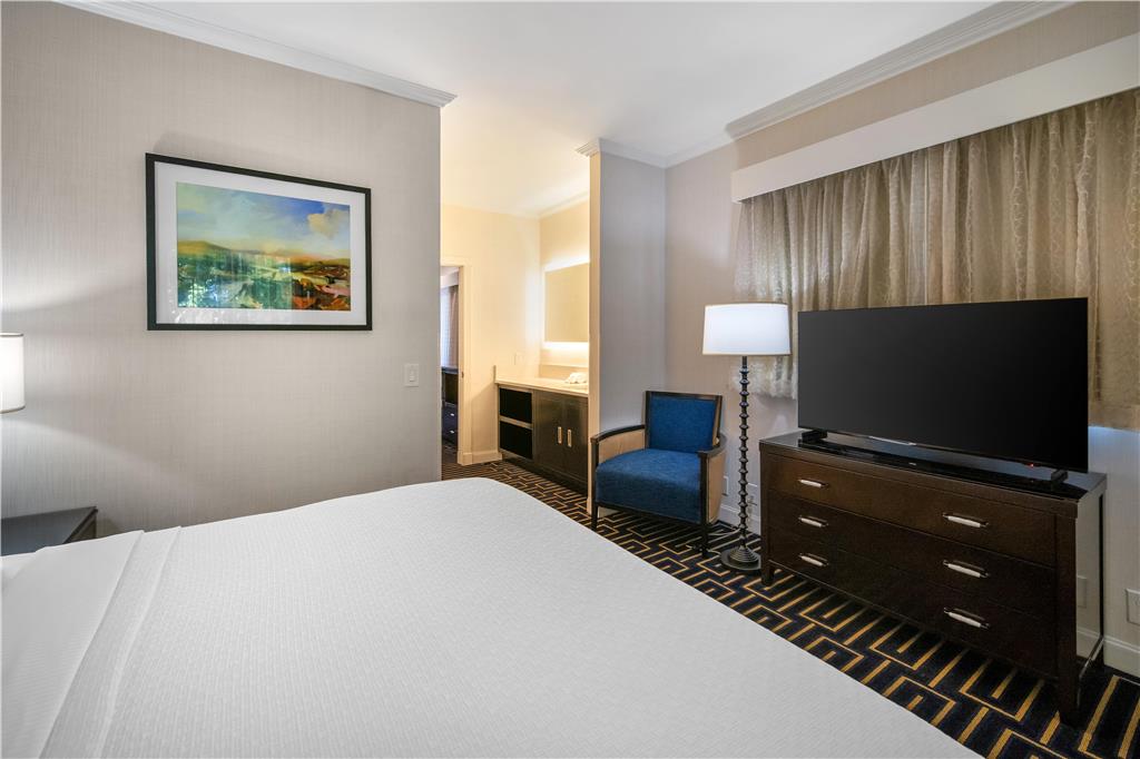Фото Best Western Plus Palm Court Hotel