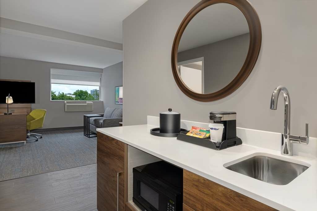 Фото Hampton Inn & Suites by Hilton Toronto Downtown