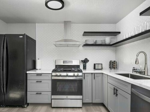 Гостиница Enormous Fenced Yard and Game Room - Stylish Family Retreat в Портленде