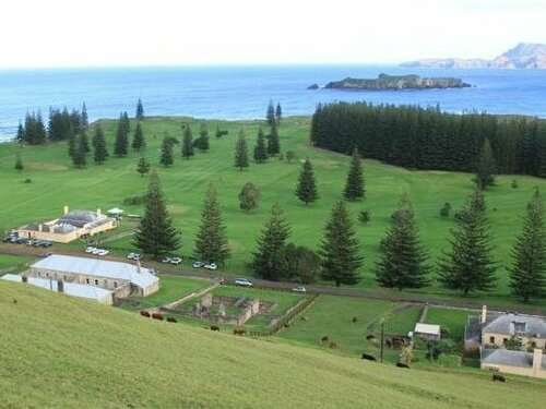 Гостиница Poinciana Cottages в Кингстоне