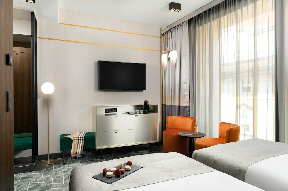 Фото Emerald Hotel & Suites 