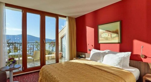 Гостиница Hotel Pine в Тивате