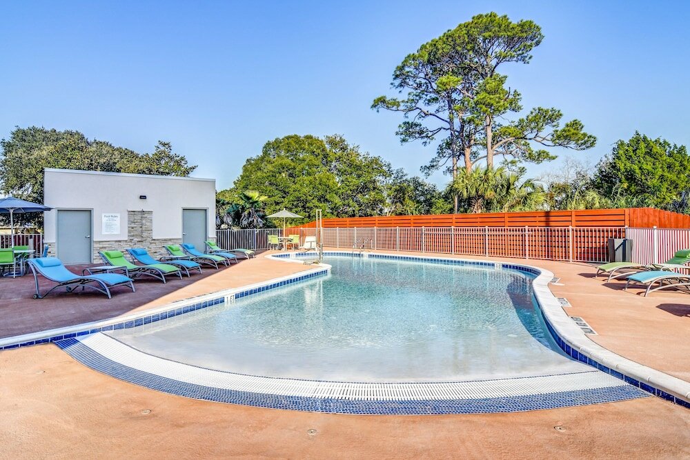 Фото Holiday Inn Express Fort Walton Beach Central, an Ihg Hotel