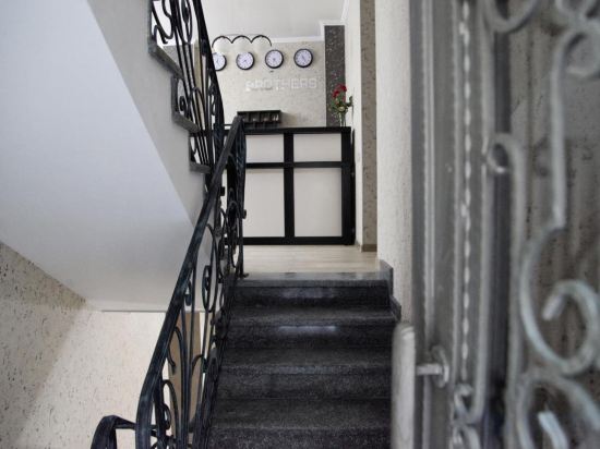 Фото Hotel Four Brothers