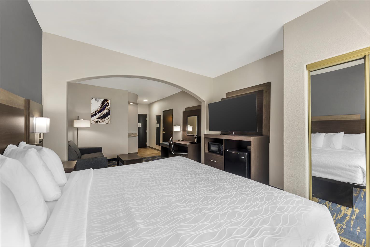 Фото SureStay Plus Hotel by Best Western San Antonio SeaWorld