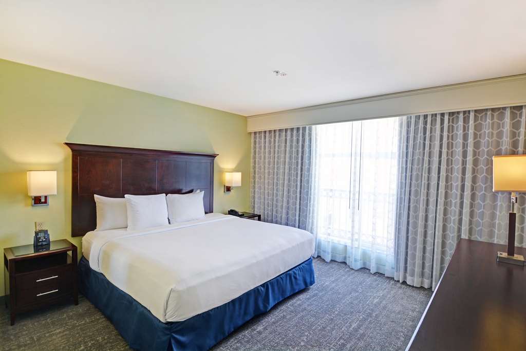 Фото Embassy Suites by Hilton Valencia
