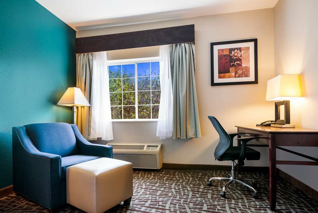 Фото SureStay Plus Hotel by Best Western Topeka Northwest