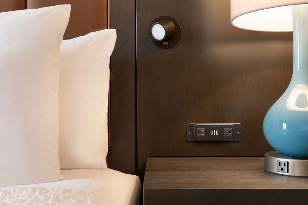 Фото Hampton Inn & Suites Kansas City Downtown Crossroads