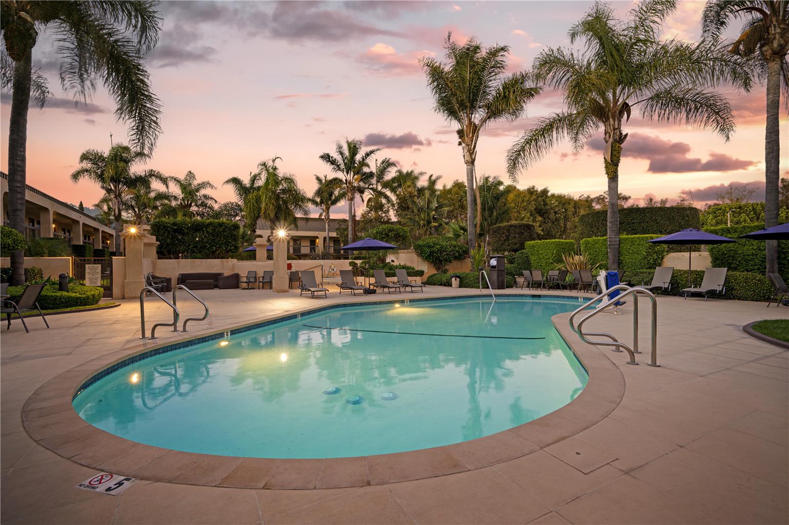 Фото Best Western Plus South Coast Inn