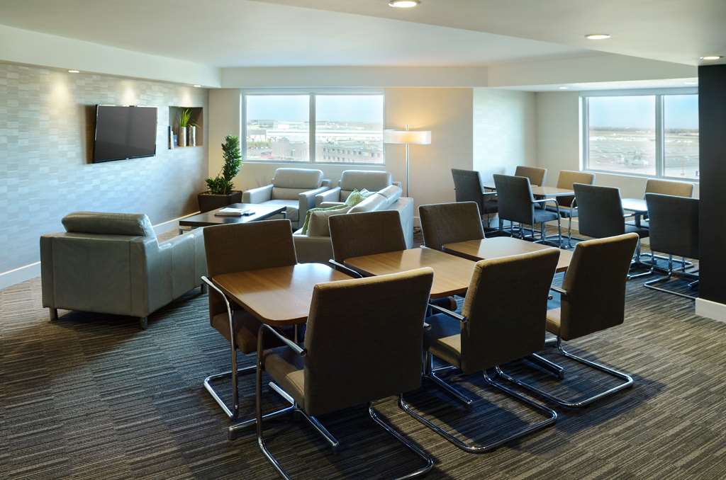 Фото Hilton Winnipeg Airport Suites