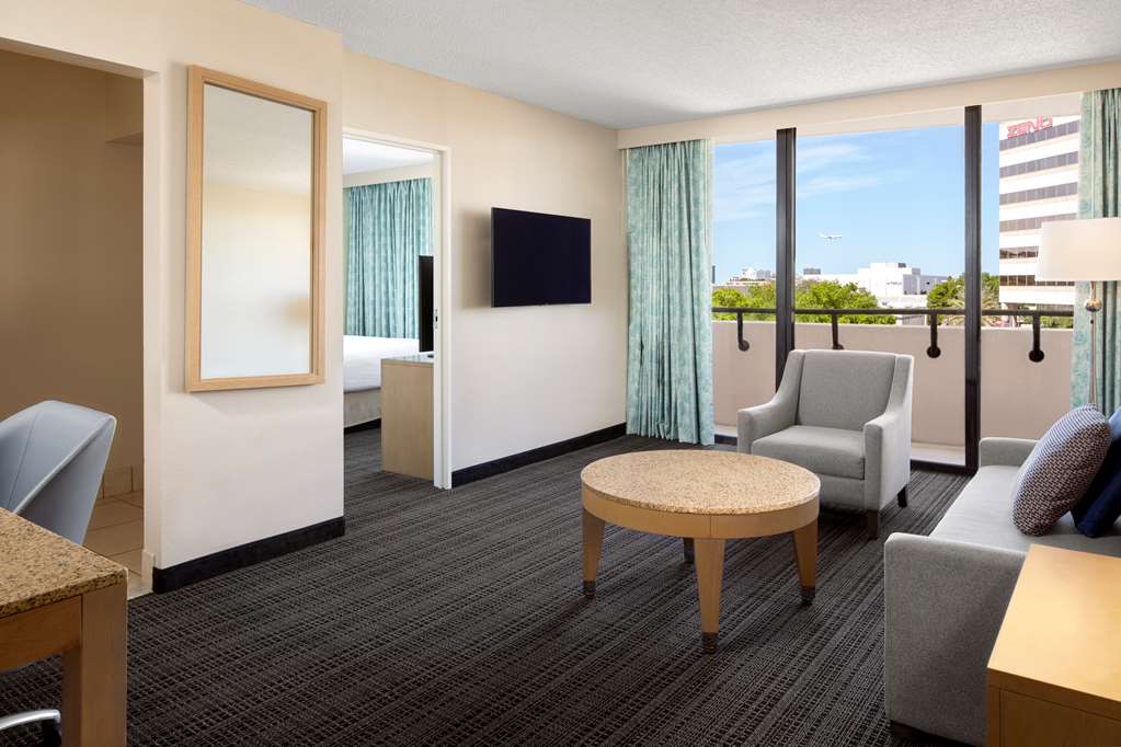 Фото Embassy Suites by Hilton Tampa Airport Westshore