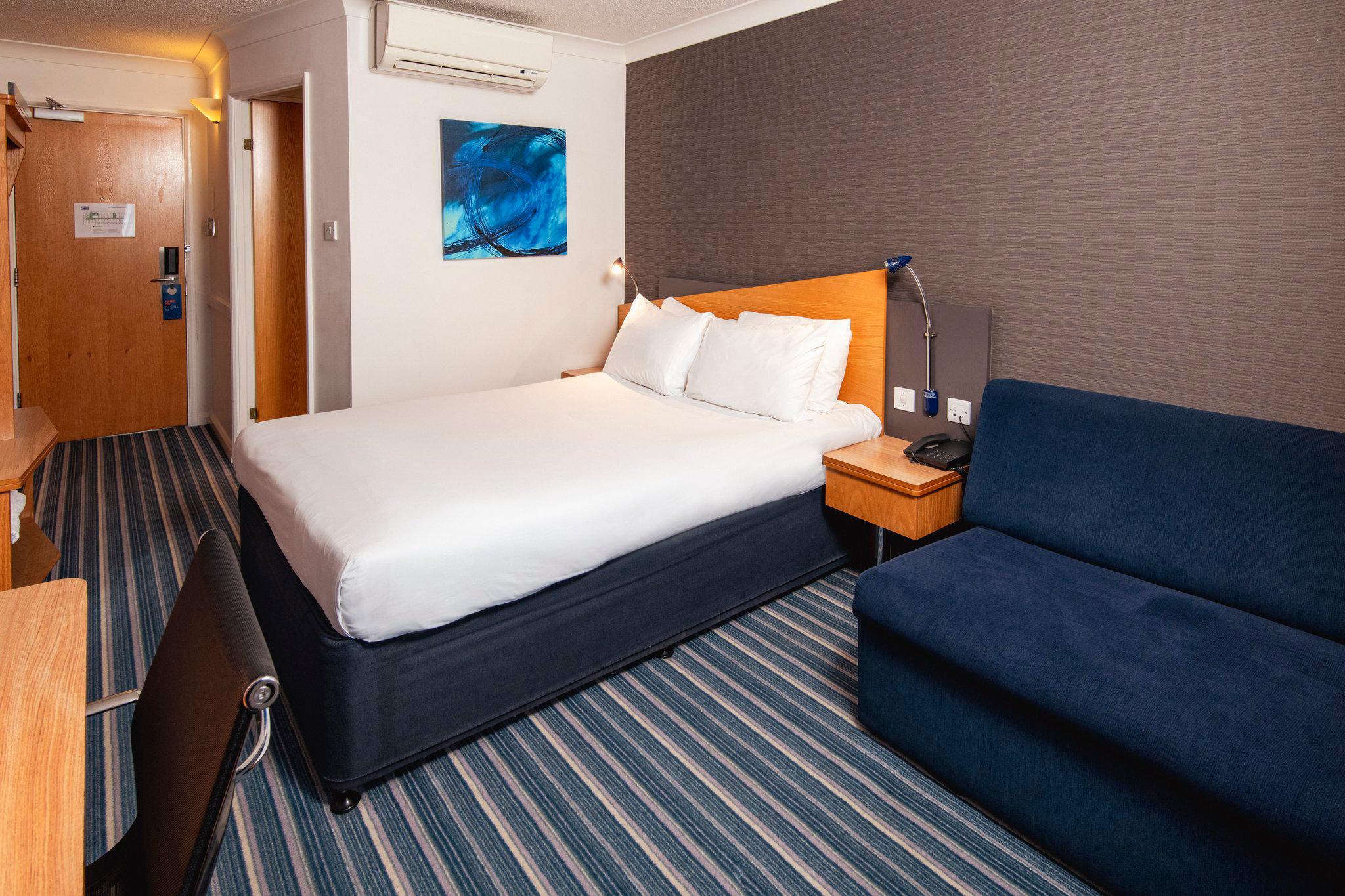 Фото Holiday Inn Express London Chingford