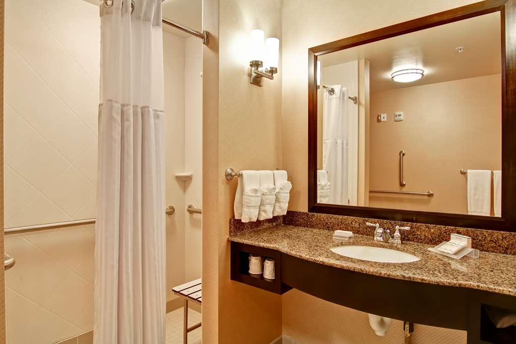 Фото Hilton Garden Inn Woodbridge