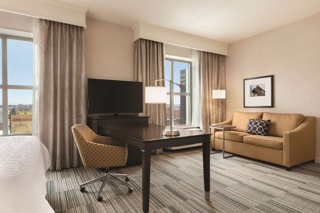 Фото Hampton Inn & Suites Roanoke-Downtown