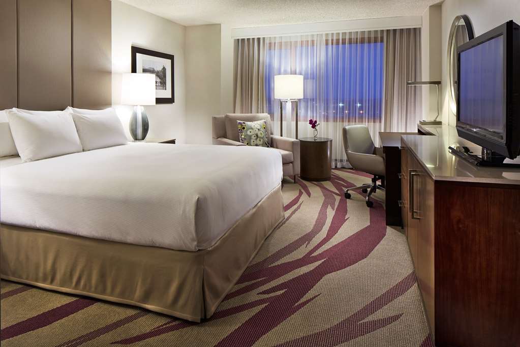 Фото Hilton Long Beach Hotel