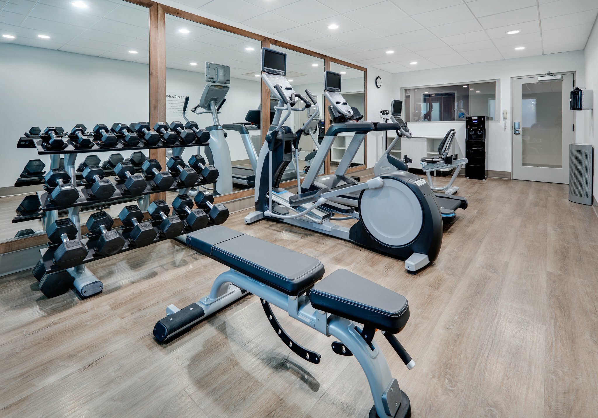 Фото Holiday Inn Express Hotel & Suites Near Seaworld, an Ihg Hotel