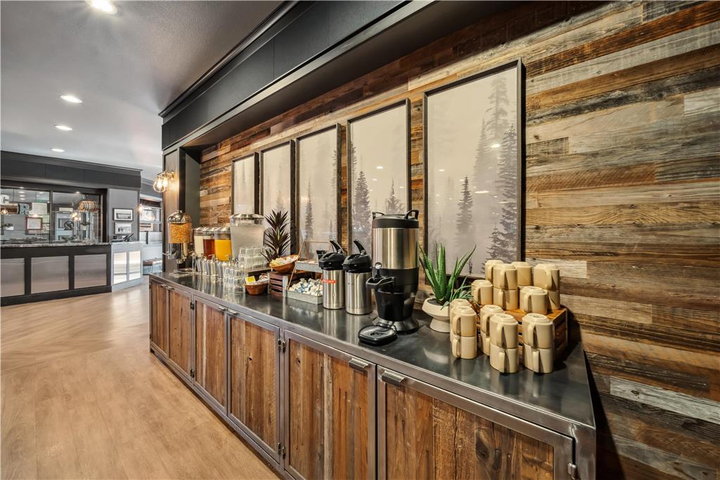 Фото Best Western Plus Hilltop Inn