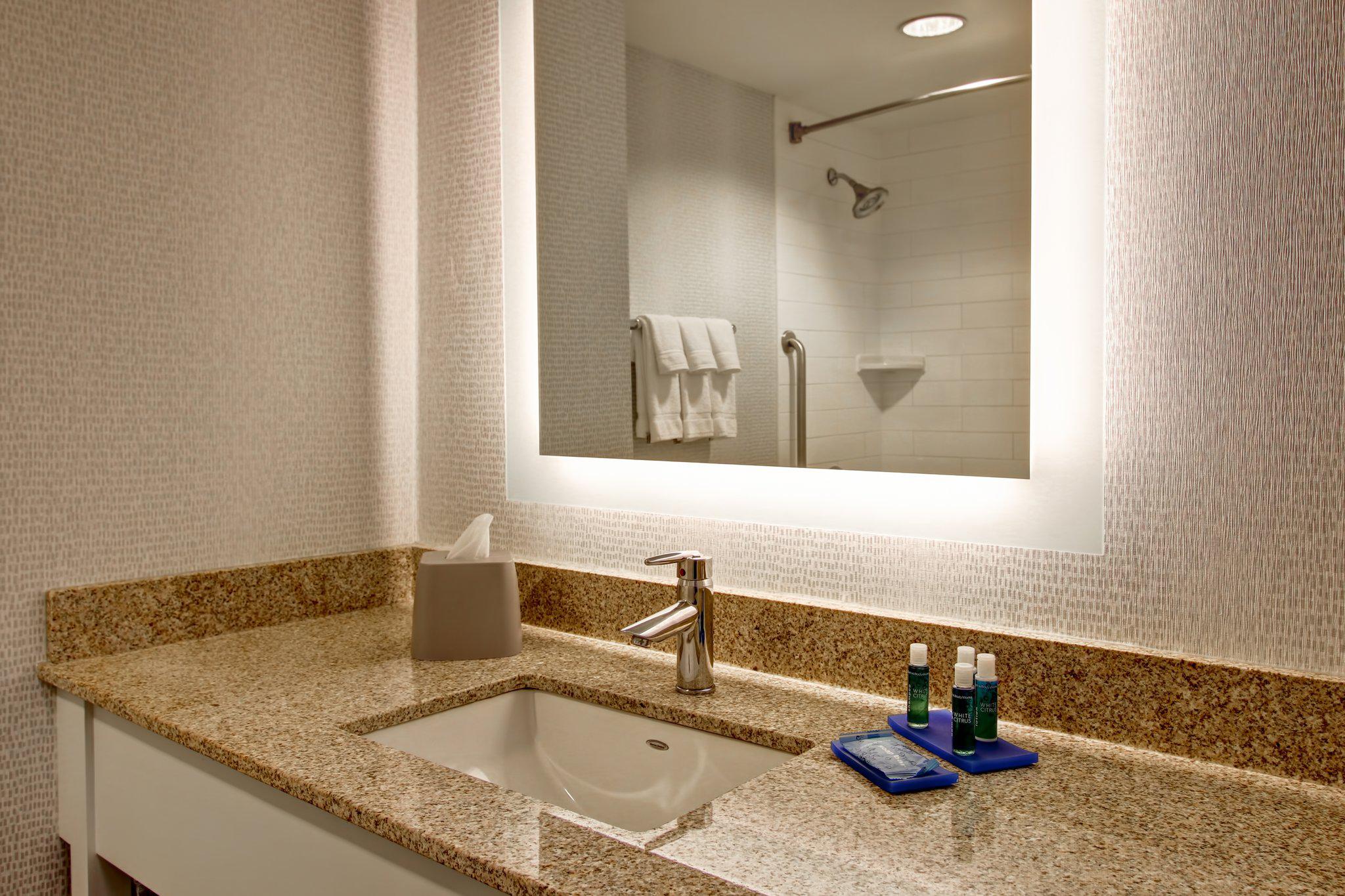 Фото Holiday Inn Express Hotel & Suites Toronto - Markham, an Ihg Hotel