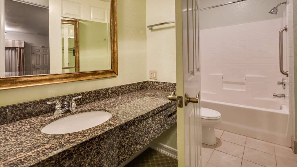 Фото Best Western Plus Bayshore Inn