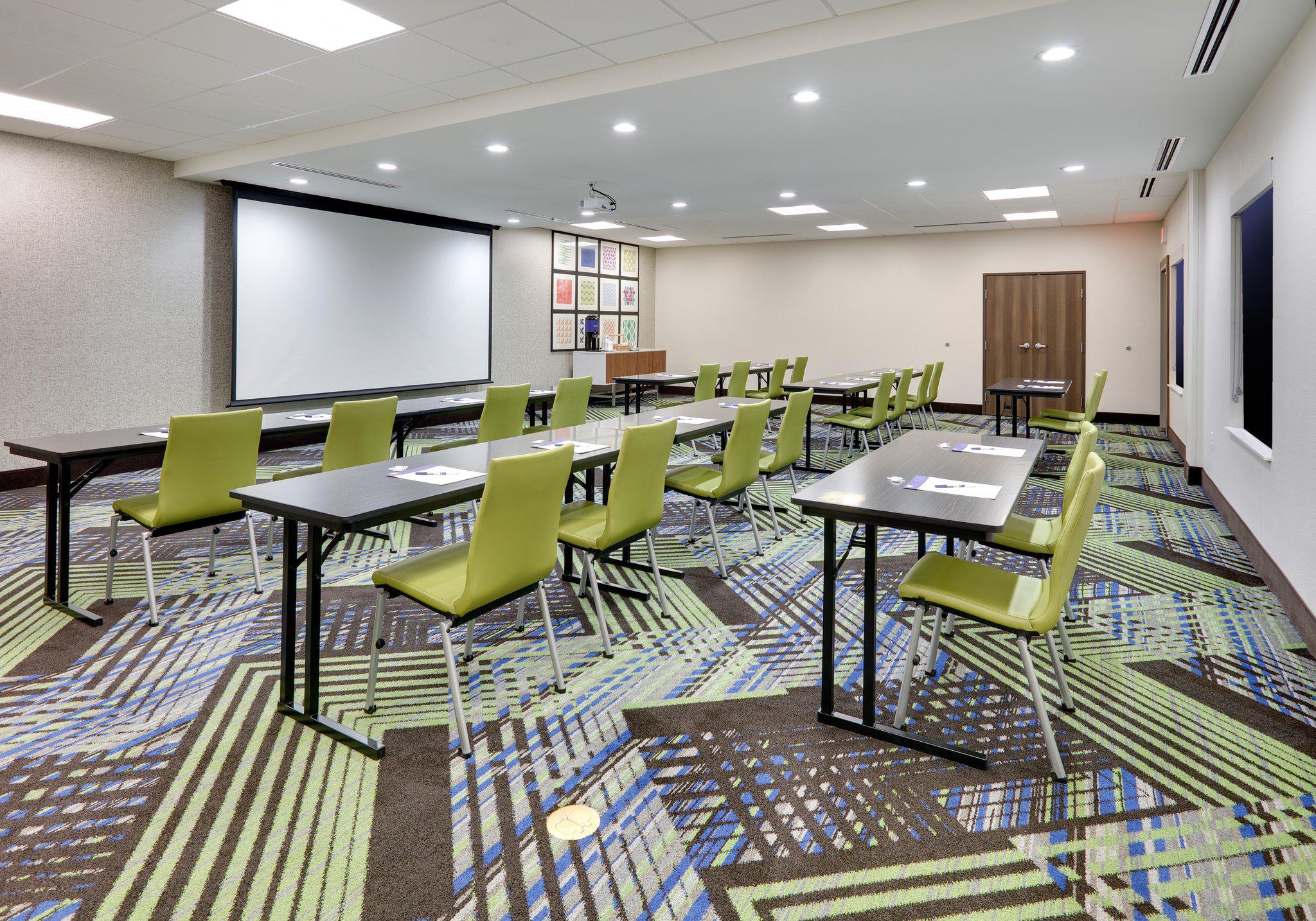 Фото Holiday Inn Express & Suites Plano - The Colony, an Ihg Hotel