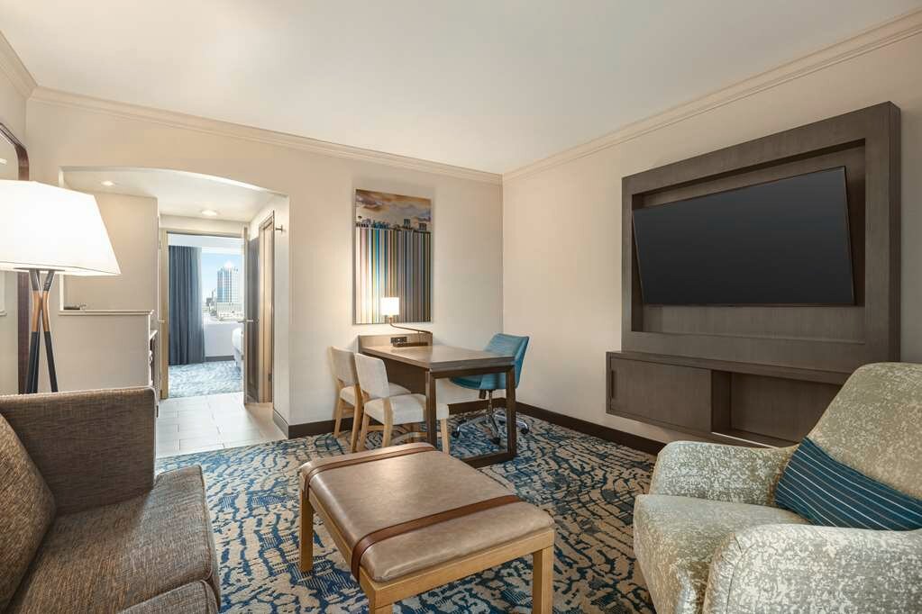 Фото Embassy Suites Tampa Downtown