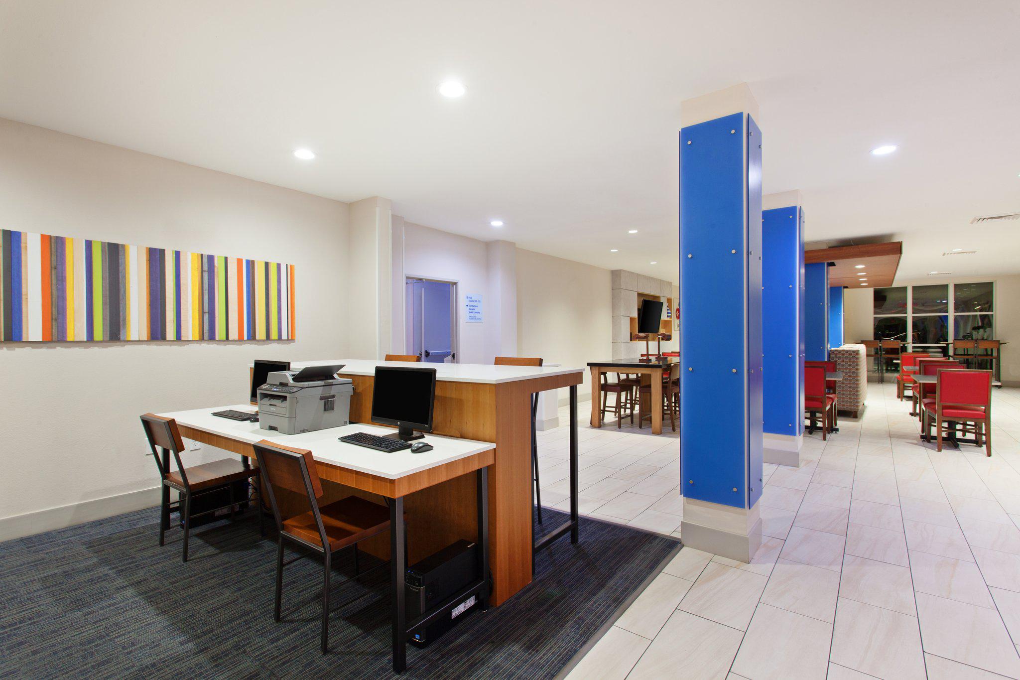 Фото Holiday Inn Express & Suites Corona