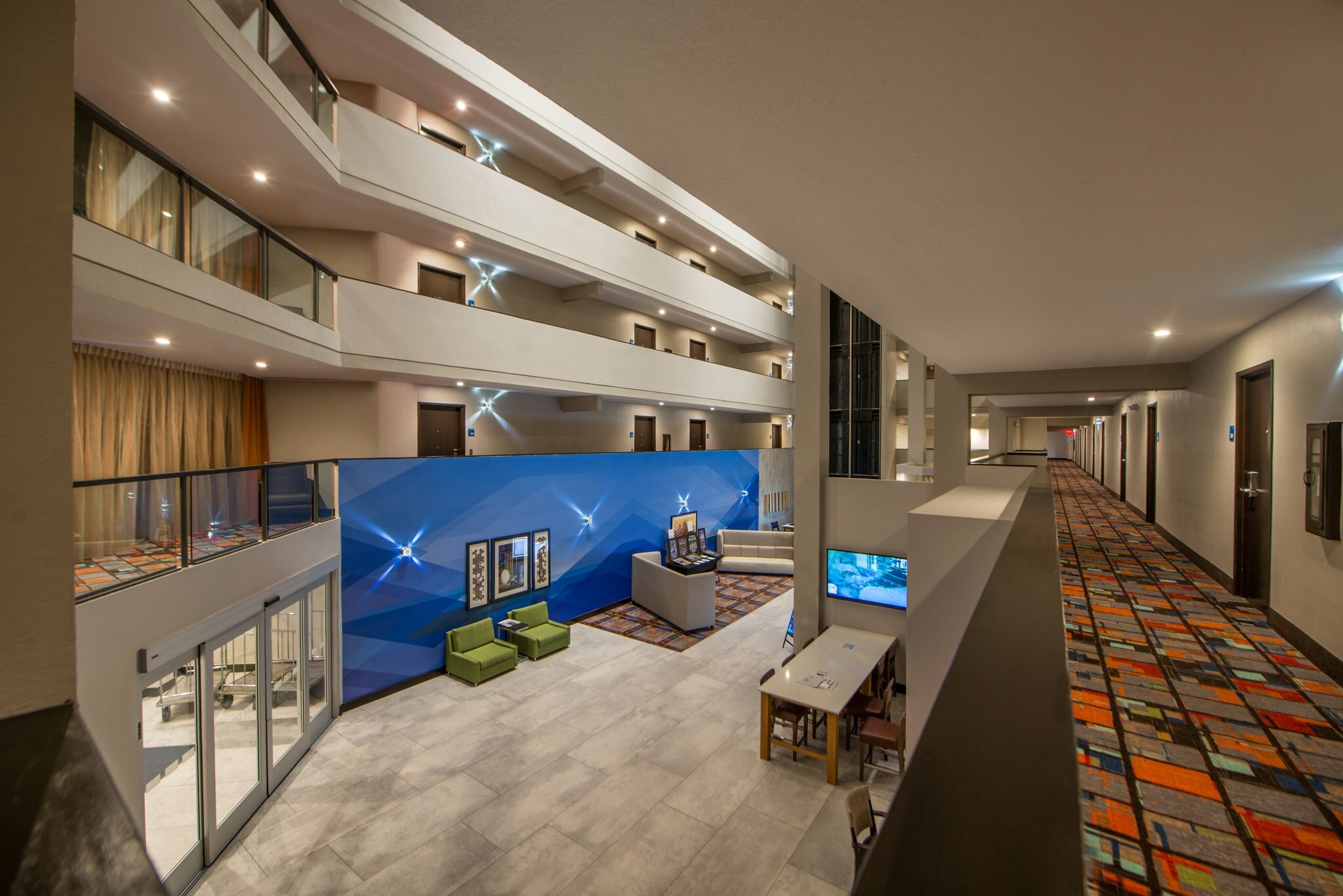 Фото Holiday Inn Express & Suites San Antonio Medical-Six Flags, an Ihg Hotel