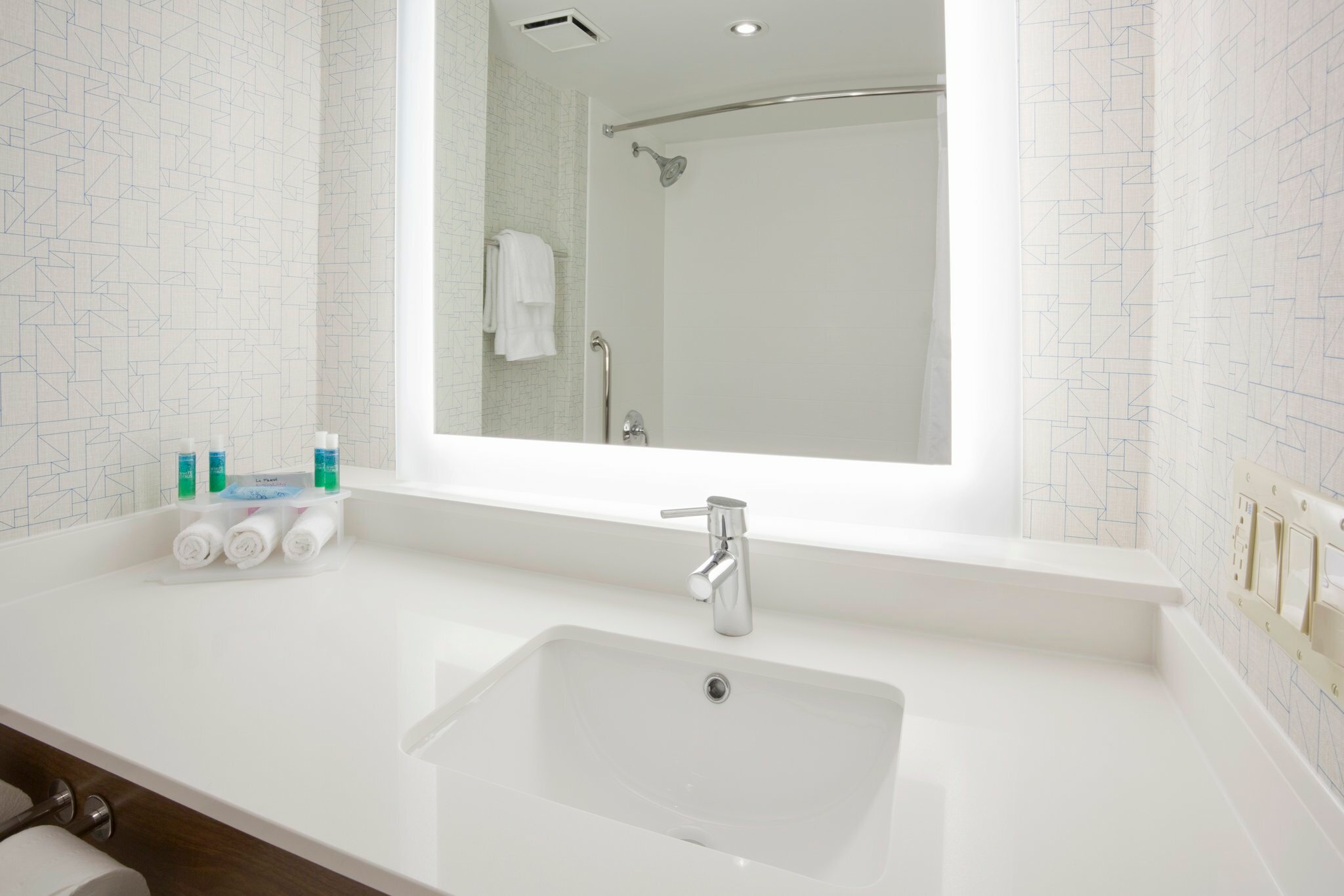 Фото Holiday Inn Express Roseville-St. Paul, an Ihg Hotel