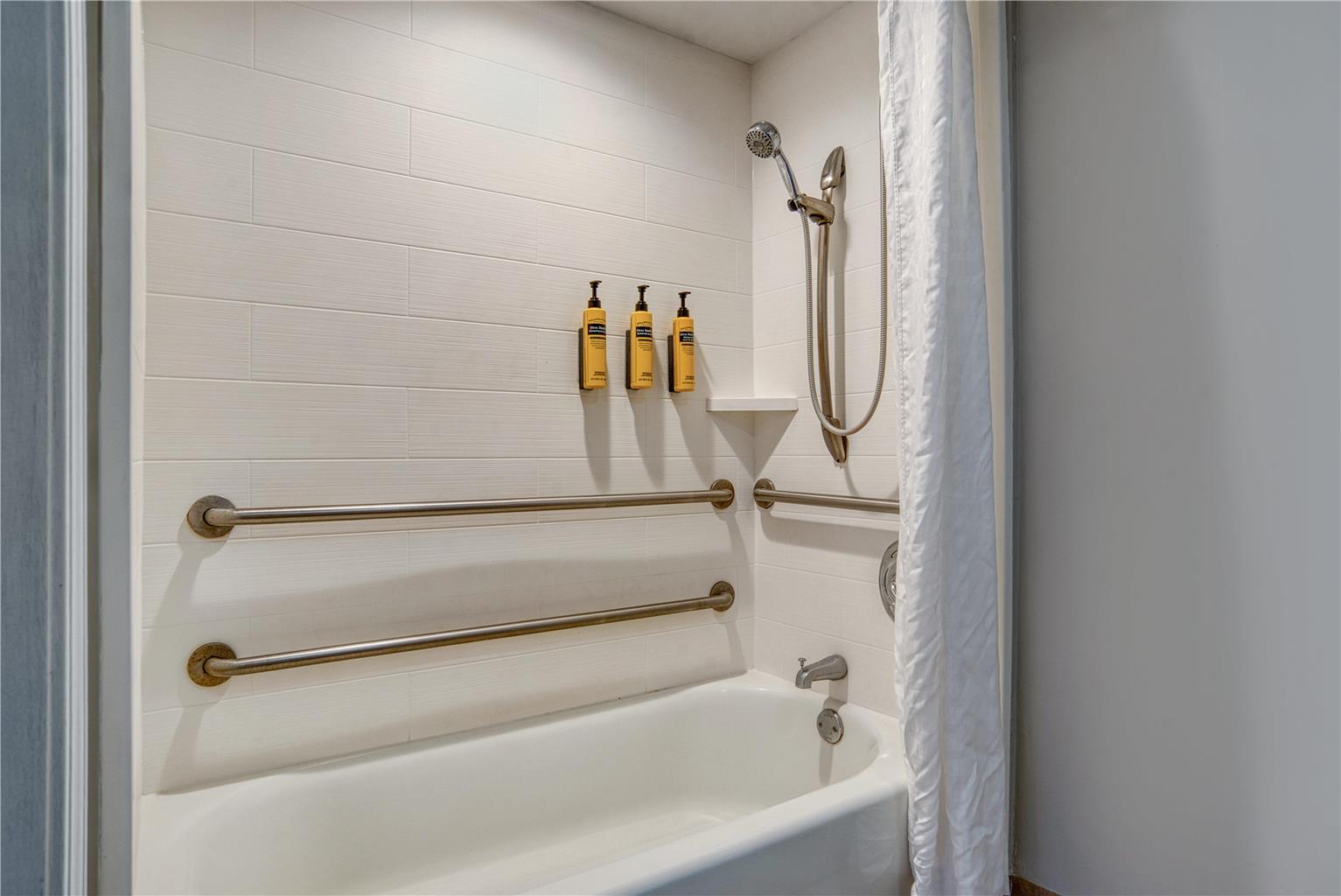 Фото Best Western Plus French Quarter Courtyard Hotel