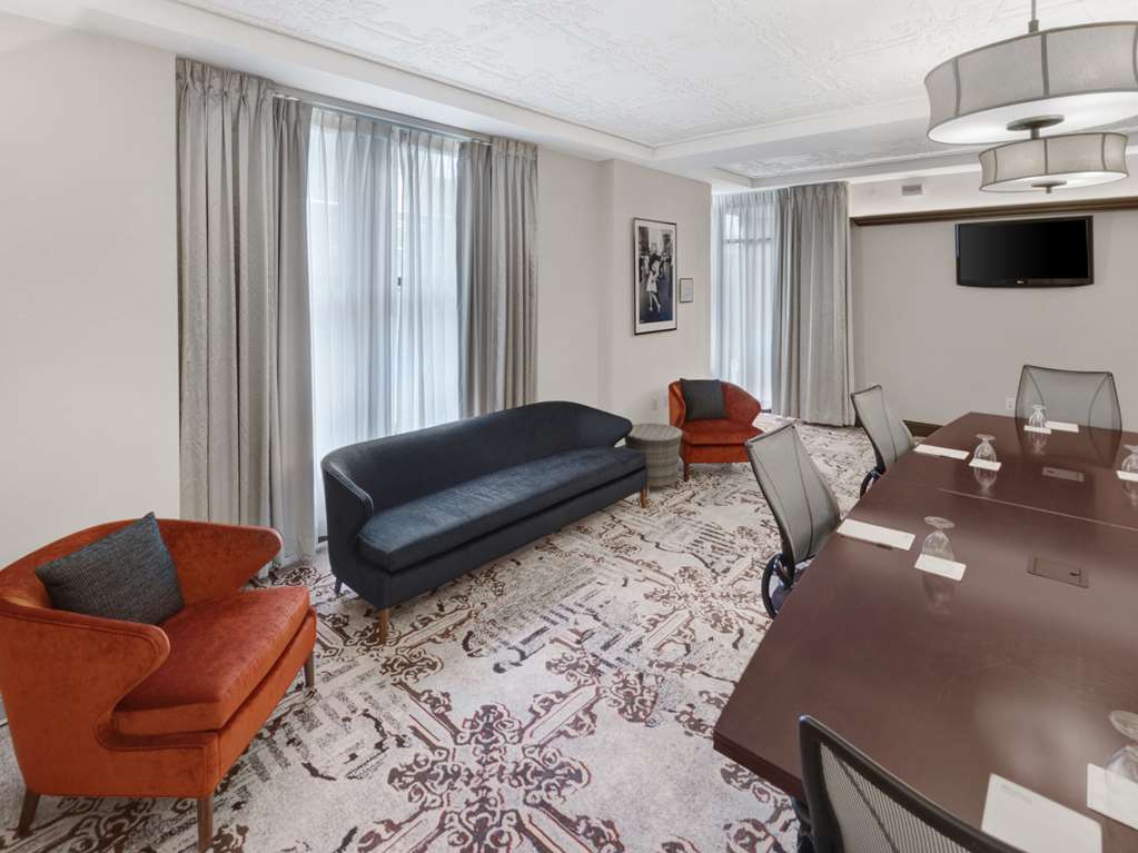 Фото Hilton Garden Inn Milwaukee Downtown