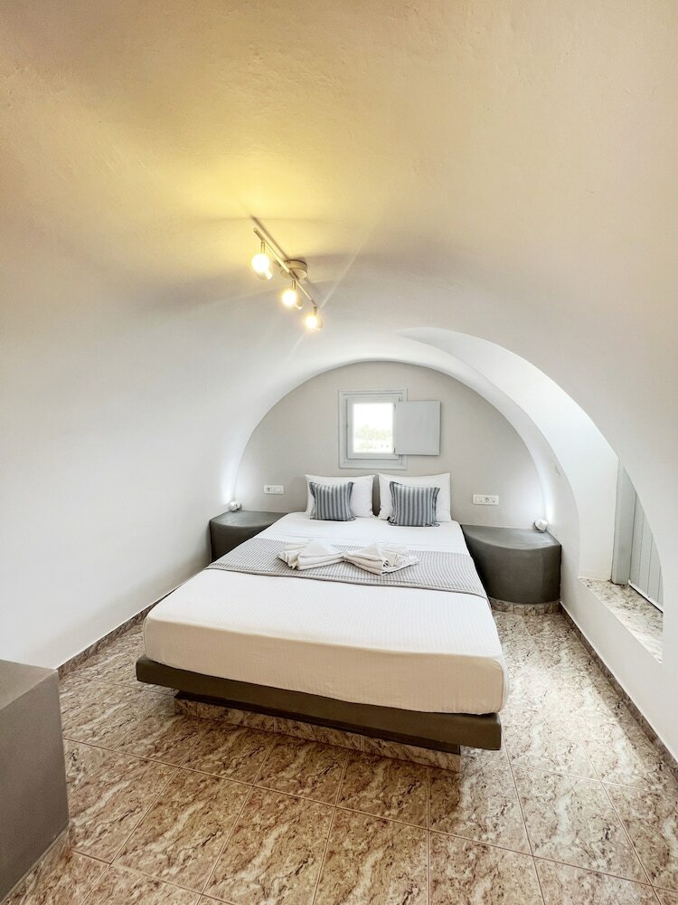 Фото White Lily - Adults Only 16 plus